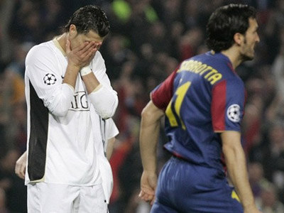 Ronaldo đá hỏng penalty, M.U & Barca hòa không bàn thắng